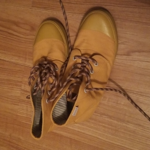 Bangs Shoes - Gold Color, Men's Size 6.5, Womens Size 8....Great Condition!! - Picture 2 of 5